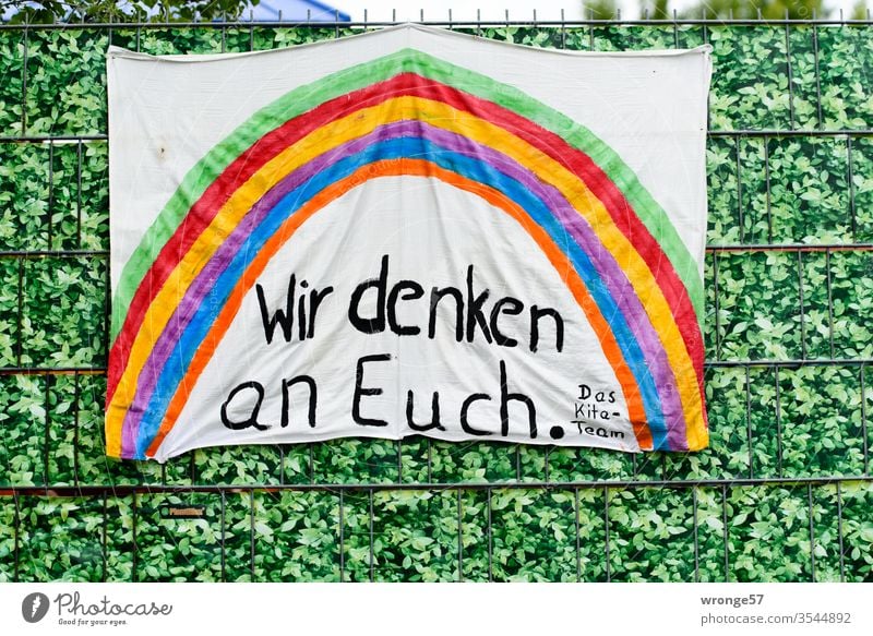 Wir denken an Euch| Leinwand mit Regenbogen an einer KiTa Einrichtung Plakat Banner Bettlaken Corona Covid 19 Coronavirus Pandemie Infektion Infektionsgefahr