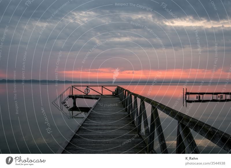 magisches Licht am See brücke see sonnenaufgang romantisch geniessen abenteuer balance wasser abenddämmerung spiegelung allein anlegestelle entspannen