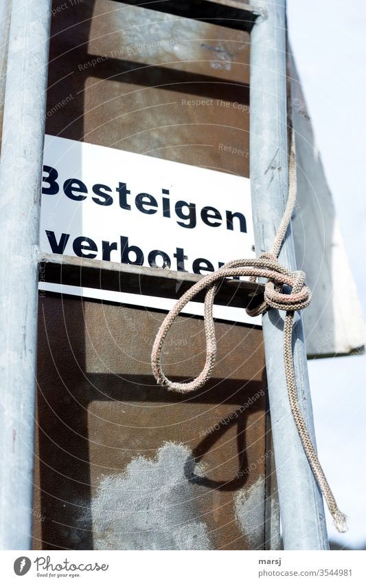 Be(rg)steigen verboten, Leiter an rostigem Gestell Verbotsschild Hinweisschild Einschränkung Seil Knoten Schatten Verbote Schilder & Markierungen Warnschild