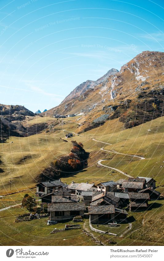 Bergdorf mit Berge im Hintergrund Dorf Oberengadin dörflich höhenweg Wege & Pfade wandern Berge u. Gebirge Steinhäuser wandern" Schweiz Tourismus