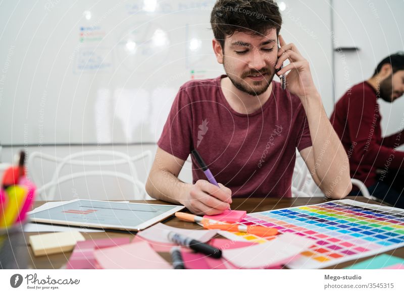 Junger Geschäftsmann im Gespräch am Telefon. Mann Mobile Technik & Technologie Business Arbeitsplatz Büro Drahtlos Kommunizieren Handy Aufruf Männer digital