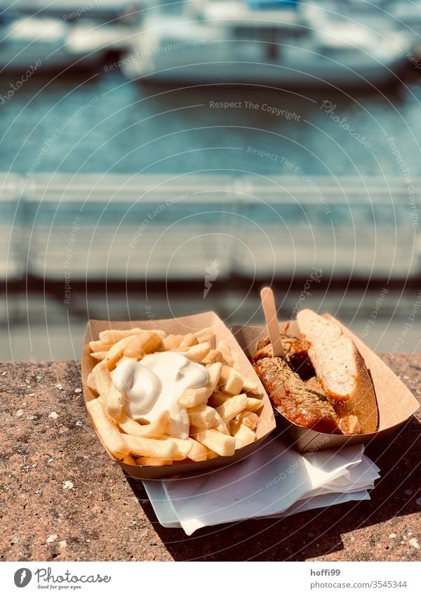 Currywurst Pommes Mayo im Hafen Pommes frites majo Mayonnaise Fastfood Fett Essen Mittagessen ungesund Ernährung Appetit & Hunger Ketchup Kartoffeln Wurstwaren