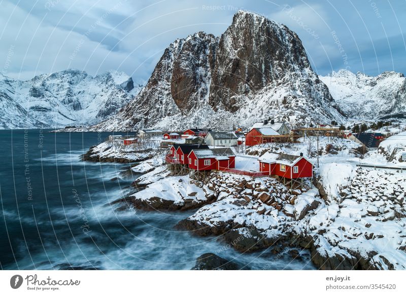 1.400 | kleines idyllisches Fischerdorf am Fjord im Winter vor verschneiten Bergen Hamnöy Lofoten," Reine Meereslandschaft blaue Stunde Abend Sehenswürdigkeit