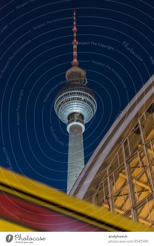 Architektur vs. öffentlicher Nahverkehr in der Berliner City bei Nacht alexander Alexanderplatz Anziehungskraft Hintergrund berliner Gebäude Kapital Zentrum