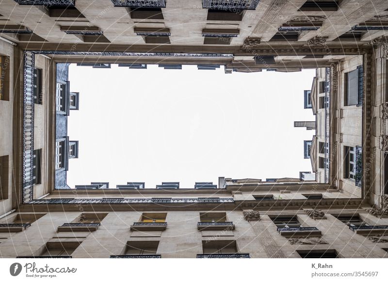 Pariser hinterhof rahmen wand architektur gebäude kunst leere antikes bild himmel foto haus leerstehend abstrakt fenster jugendstil konstruktion zimmer anblick