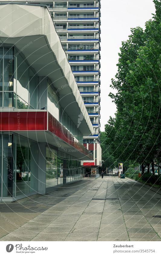 Gehweg, Fassade und Hochhaus mit perspektivischem Blick in Berlin-Mitte Perspektive Zentralperspektive DDR sozialistisch modern Platten Straße Weg rot grau