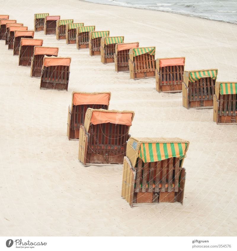 zweierreihe Umwelt Natur Landschaft Urelemente Sand Wasser Wellen Küste Strand Nordsee Ordnung Strandkorb Sitzgelegenheit Sandstrand Saisonende Reihe Lücke