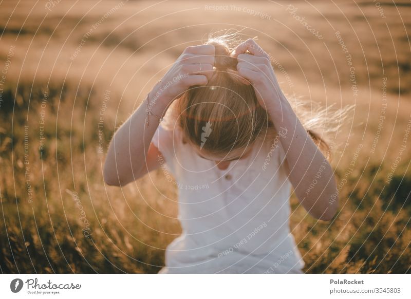 #As# prepare sitzen sitzend Feld Wiese Farbfoto Model genießen Freiheit Schönes Wetter Frau Außenaufnahme Natur Feldrand Sommer Sonnenuntergang Gras Himmel