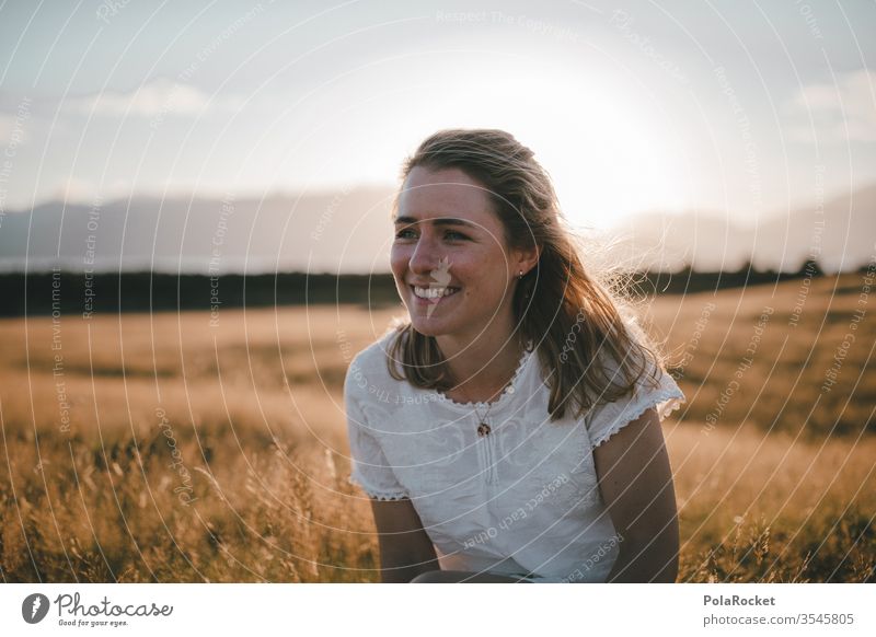 #As# sitting in the sun sitzen sitzend Feld Wiese Landschaft Model genießen Freiheit Farbfoto Schönes Wetter Frau Außenaufnahme Natur Feldrand Sommer