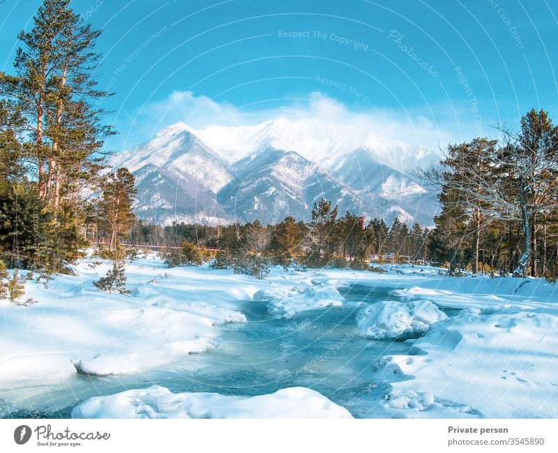 farbenfrohe Ansicht des schneeweißen Berges und des Flusses, Wildtiere, Winterhintergrund, Kopierraum für Text, Kopierraum Abenteuer arshan Hintergrund schön