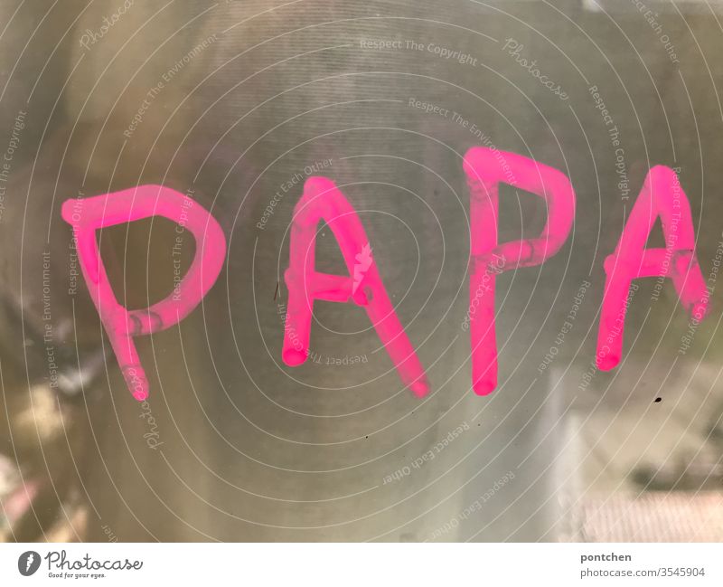 Das Wort Papa steht in kinderschrift in pink auf einem Fenster. Vatertag wort fensterbemalung vatertag Kind Familie & Verwandtschaft Kindheit