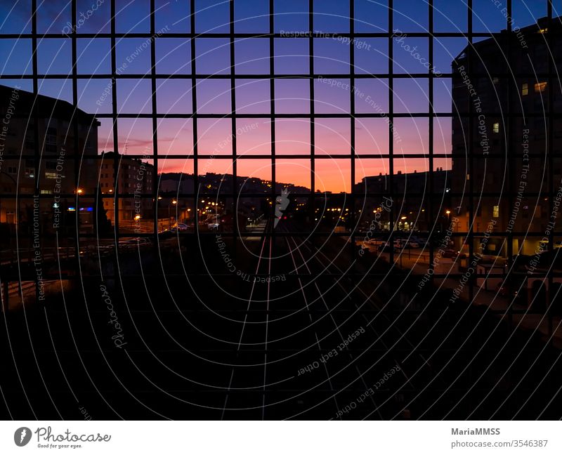 Zuggleise bei Sonnenuntergang von einer Brücke aus gesehen Bahngleise Sonnenlicht Sonnenuntergangslicht Sonnenuntergangshimmel farbenfroh Farbverlauf natürlich