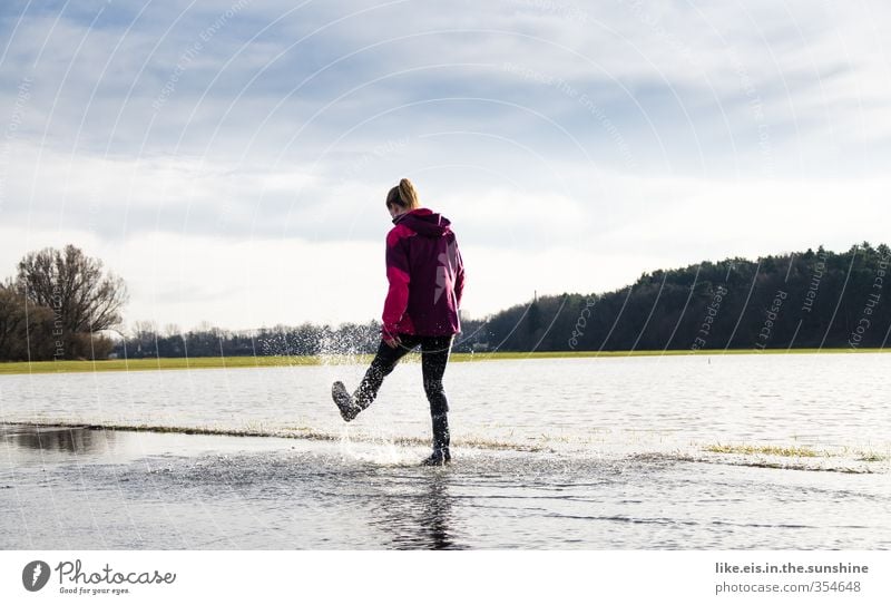 plitschplatsch Lifestyle Abenteuer feminin Jugendliche Leben 18-30 Jahre Erwachsene Umwelt Natur Landschaft Klima Wellen Flussufer Gefühle Hochwasser