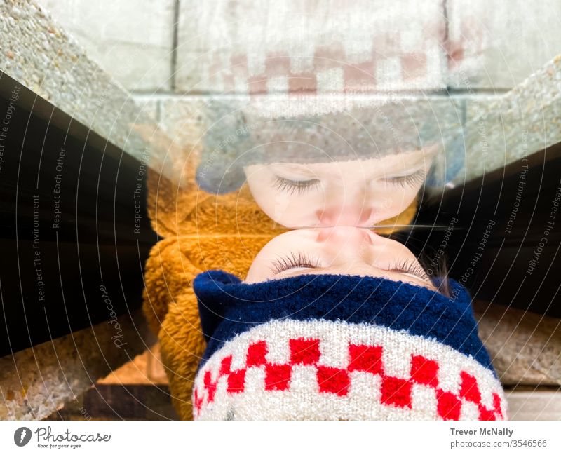 Mädchen blickt durch Fenster Reflexion eine Person Frau allein Quarantäne jung Coronavirus covid-19 träumend Gefühle Glas Ausdruck deprimiert begrenzt Käfig