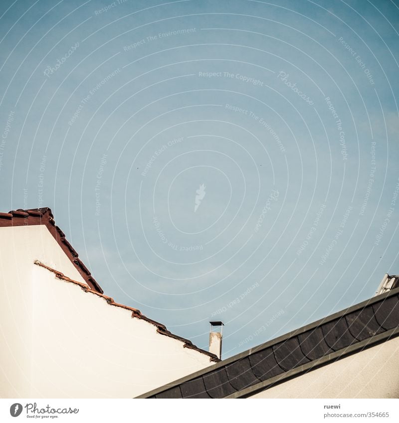 Hauptsache eins überm Kopf Häusliches Leben Wohnung Haus Hausbau Renovieren Dachdecker Zimmerer Arbeitsplatz Handwerk Baustelle Himmel Wolken Frühling Sommer