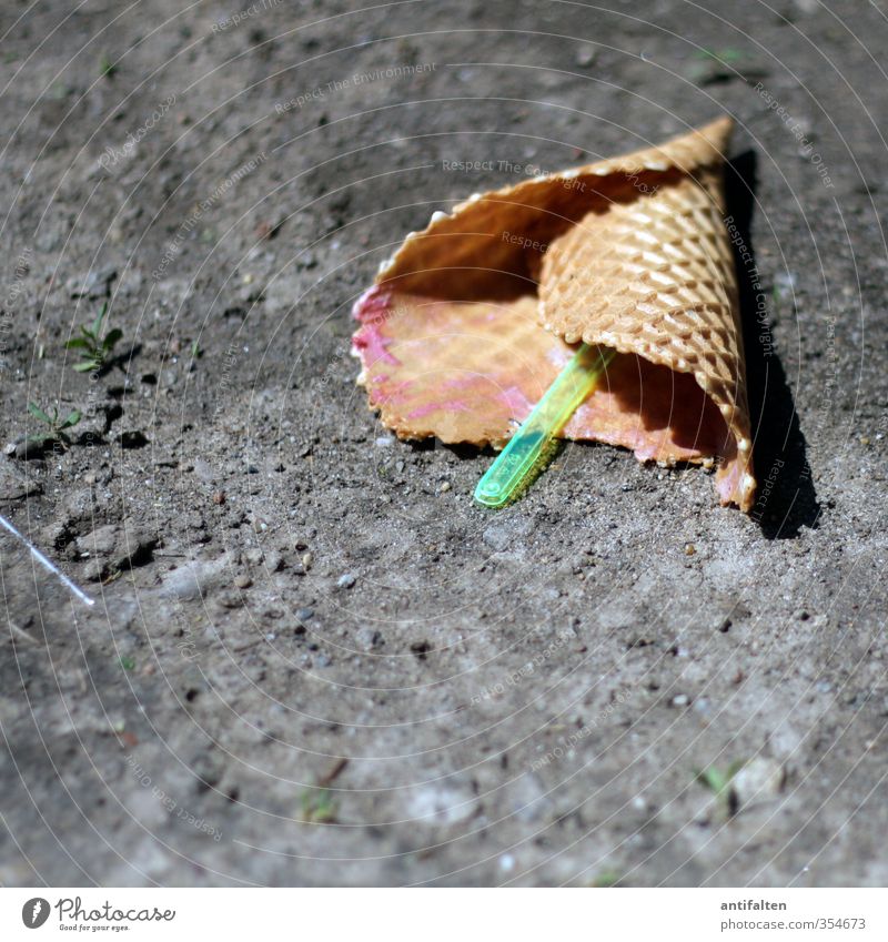 So'n Sch(eis) Dessert Speiseeis Süßwaren Essen Besteck Löffel Erde Sand Unkraut heiß hell mehrfarbig grau grün Enttäuschung Entsetzen Ärger Eiswaffel Waffel