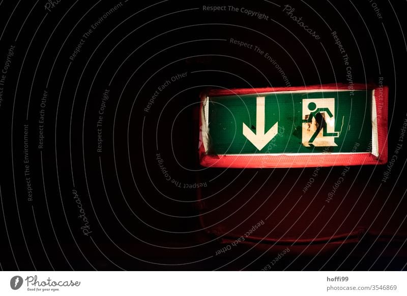 Notausgang hier lang Fluchtweg Ausgang exit Ausweg rettungsweg Fluchtwegschild Schild Schilder & Markierungen Zeichen Hinweisschild Piktogramm Warnschild rennen