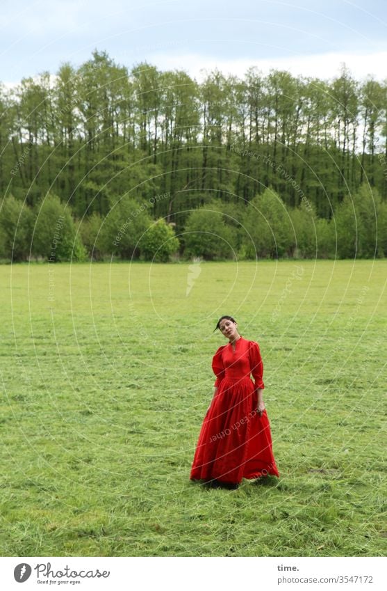 Estila frau weiblich rot draußen natur selbstbewusst dunkelhaarig langhaarig kleid stehen schauen skeptisch wiese wald horizont