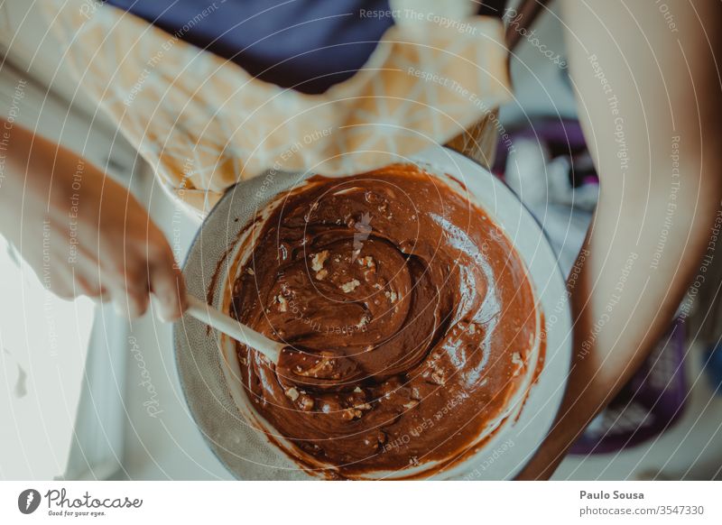 Frau bereitet Schokoladenkuchen zu Vorbereitung vorbereitend Lebensmittel Ablass süß Kuchen Dessert lecker Lifestyle Bonbon Backwaren Ernährung Innenaufnahme