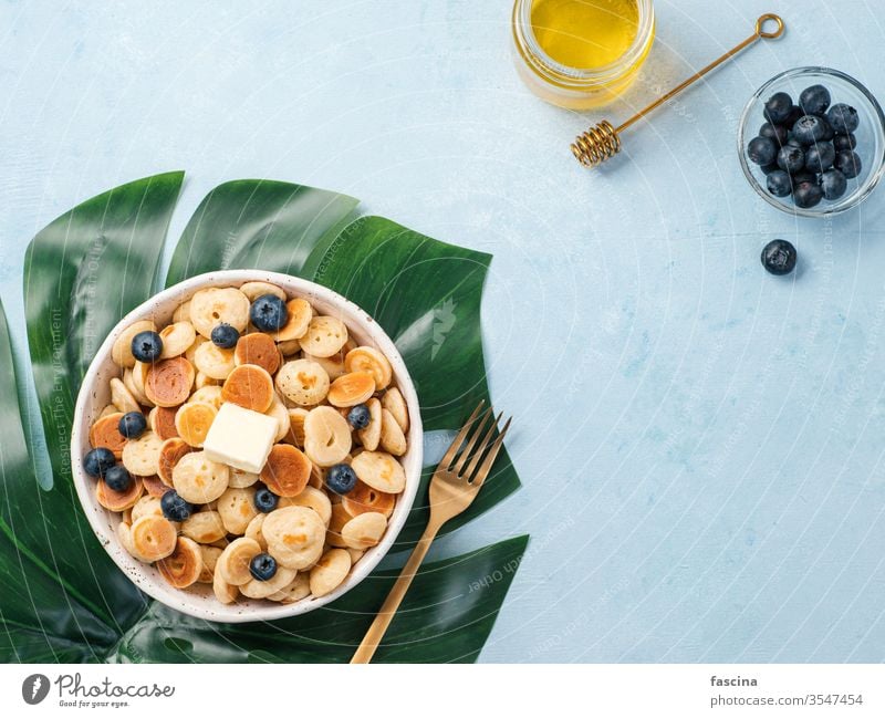 Pfannkuchenmüsli, Kopierraum, Draufsicht Pfannkuchen-Getreide winzige Pfannkuchen Mini-Pfannkuchen Müsli Textfreiraum Schalen & Schüsseln Lebensmittel Butter