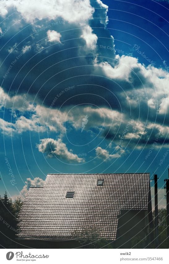 Bewölkt Wolken Himmel Haus Dach Dachfenster Dachziegel glänzend leuchtend Kontrast Außenaufnahme Fenster Farbfoto Menschenleer Tag Detailaufnahme blau Gebäude