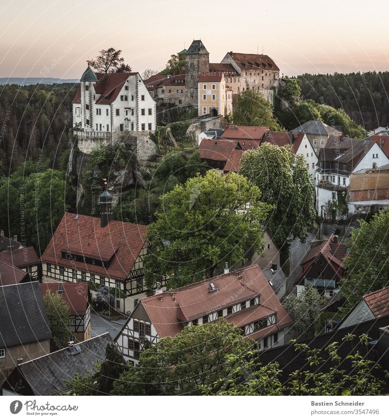 Hohnstein mit Burg im Elbsandsteingebirge Kleinstadt Burg oder Schloss Dorf Erholung Kirchturmspitze Fassade hohnstein Sächsische Schweiz schloß hohnstein