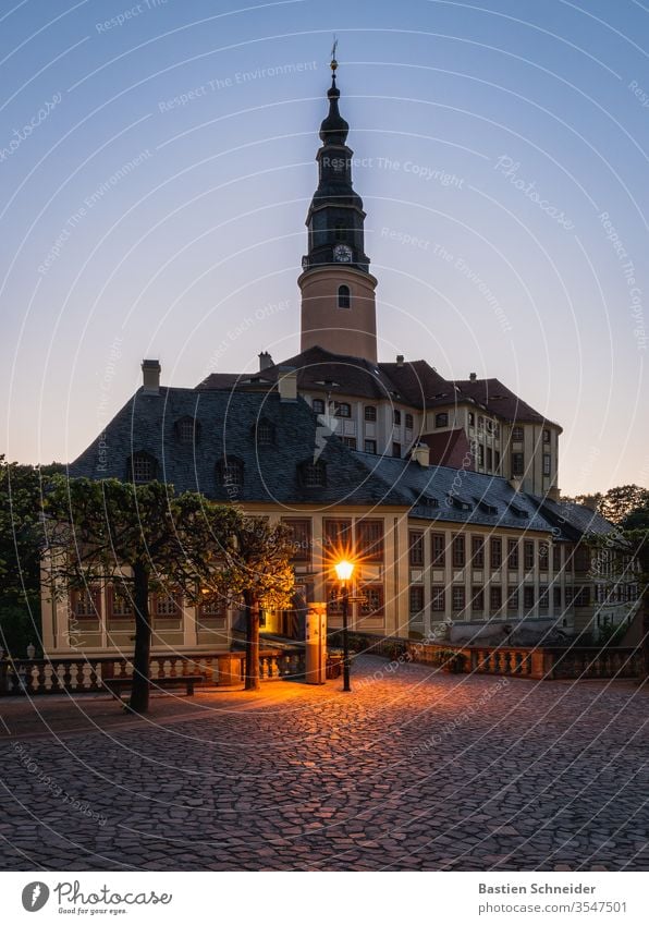 Schloss Weesenstein im Müglitztal Burg oder Schloss Umwelt Baum Farbfoto Außenaufnahme Gebäude Sehenswürdigkeit Textfreiraum unten Menschenleer Dorf Europa Tag