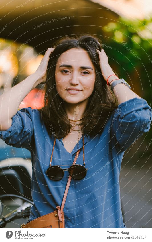 Lächelnde Frau mit Sonnenbrille Stadtzentrum Sommer urban Paris charmant Schatten sonnig Brille Fashion accesoire Tasche Außenaufnahme Mensch Farbfoto Licht