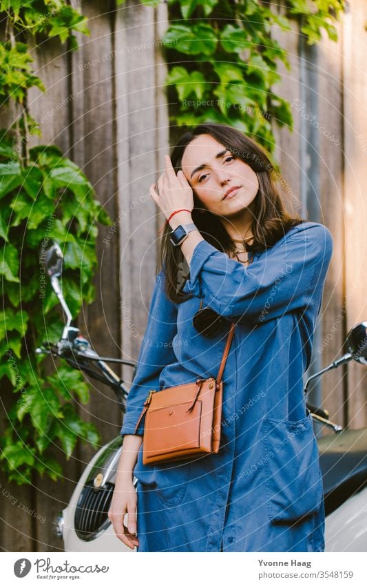 Frau mit einem Roller im Hintergrund Stadtzentrum Sommer urban Paris charmant Schatten Sonnenbrille sonnig Brille Fashion accesoire Tasche Außenaufnahme Mensch