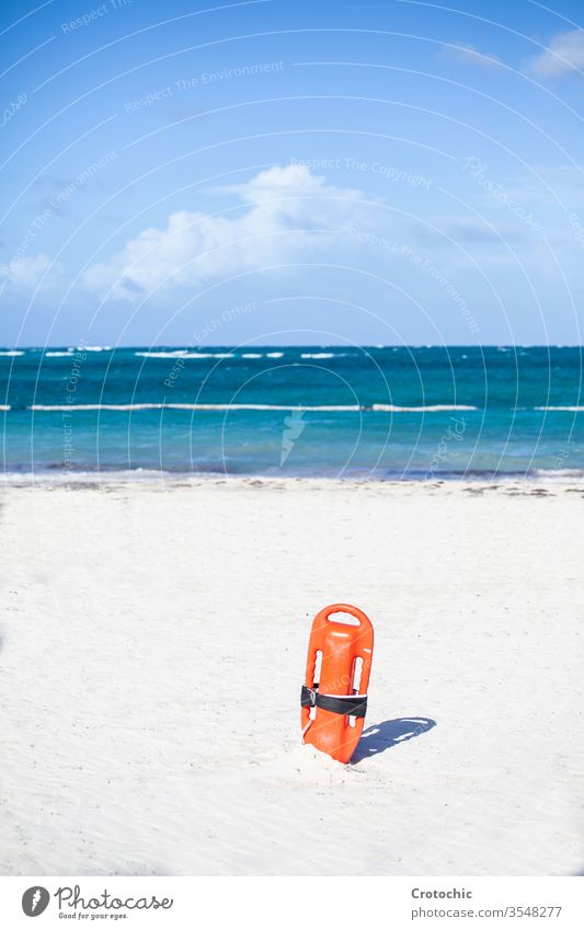 Schwimmer eines Rettungsschwimmers taucht in den Sand vertikal Floater Horizont Linien Wellen windig MEER Meer winken Gefahr sandig Sonne Sonnenbad Schatten