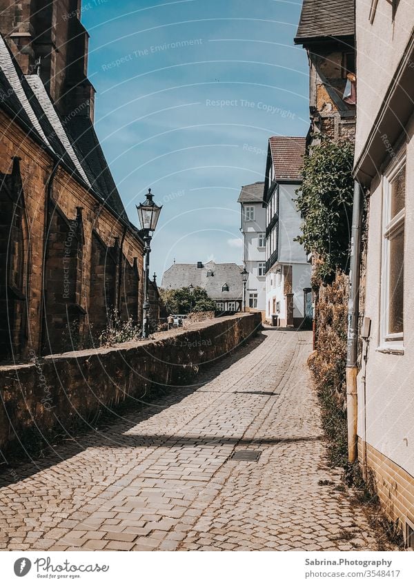 Kleine Straße in der Oberstadt von Marburg, Hessen, Deutschland Europa Menschenleer Altstadt Fachwerkfassade Fachwerkhaus Straßenbeleuchtung Straßenverkehr