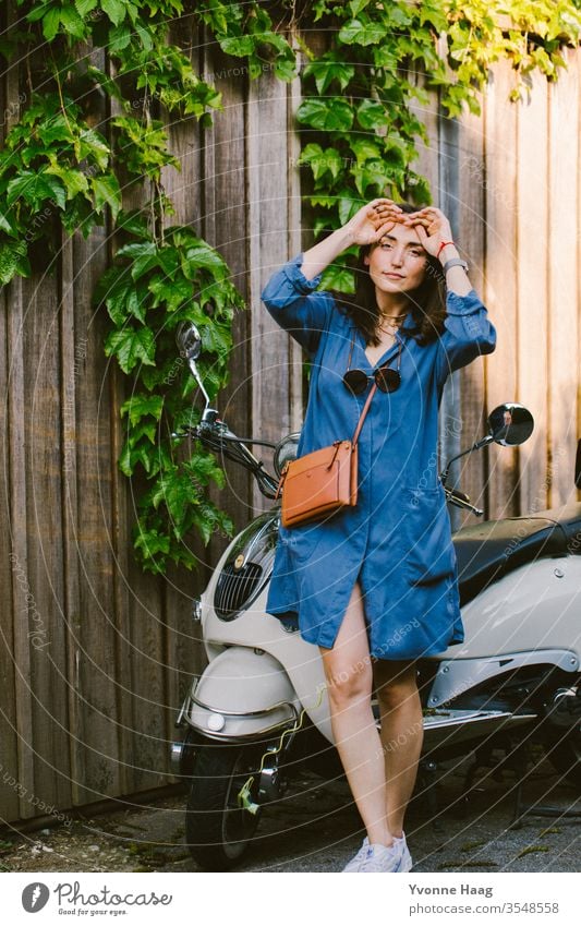 Frau steht vor ihrem Roller Stadtzentrum Sommer urban Paris charmant Schatten Sonnenbrille sonnig Brille Fashion accesoire Tasche Außenaufnahme Mensch Farbfoto