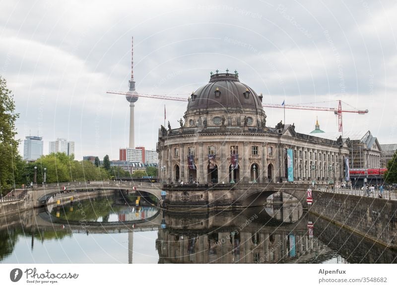 Berliner Kugelspieß Berlin-Mitte Hauptstadt Außenaufnahme Stadtzentrum Architektur Deutschland Berliner Fernsehturm Sehenswürdigkeit Wahrzeichen Bauwerk Himmel