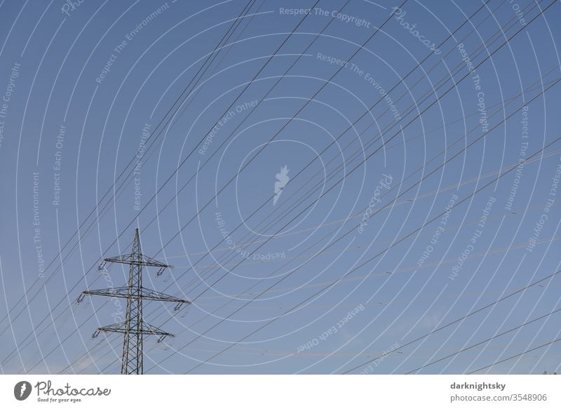 Transport von Elektrizität durch Freileitungen Mast Höchstspannung 220kV Gitter Gittermast Fachwerk Strommast statisch Hochspannung blauer ruhiges Himmel