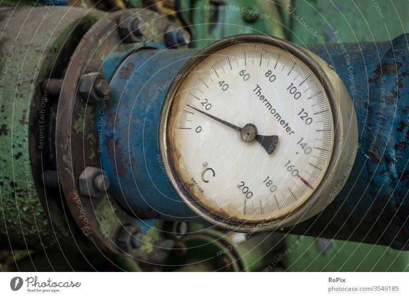 Thermometer an einer industriellen Rohrleitung. Wasserkühler Pumpen Pumpengehäuse Technik Maschine machine Werkstatt Bergbau Zeche Pipeline Rohrleitungen