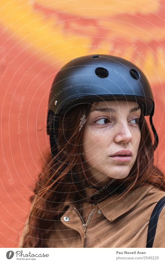 Junge Frau mit Rollerhelm auf der Strasse aktiv Aktivität allein Fahrrad Business Tretroller elektrisch Elektroroller lässig Großstadt Entwicklung Öko Spaß