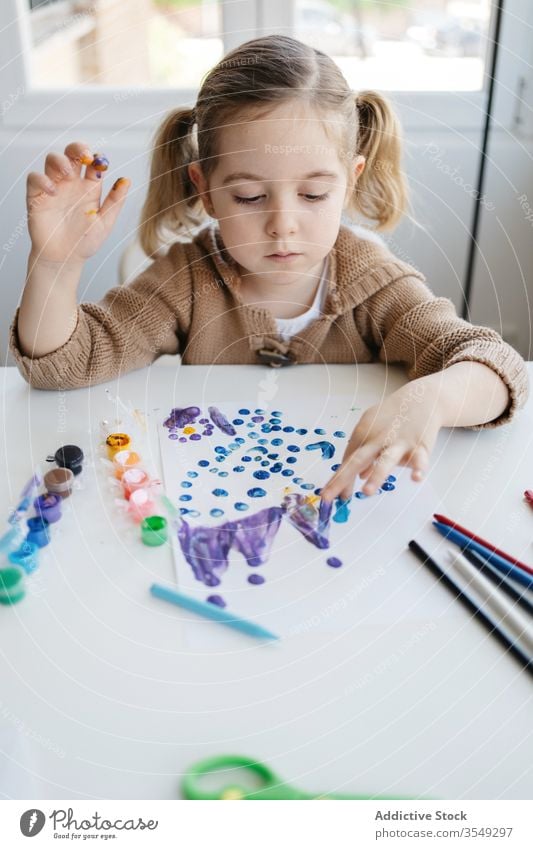 Kleines Mädchen benutzt Gouache zum Zeichnen mit den Fingern auf Papier zu Hause Zeichnung heimwärts Kind Farbe Kindergarten Kunst kreativ zeichnen niedlich