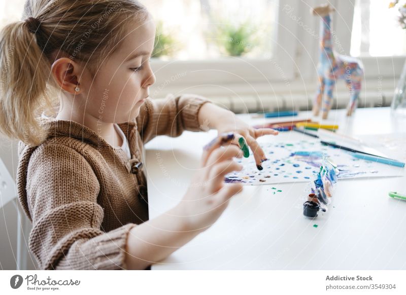 Kleines Mädchen benutzt Gouache zum Zeichnen mit den Fingern auf Papier zu Hause Zeichnung heimwärts Kind Farbe Kindergarten Kunst kreativ zeichnen niedlich