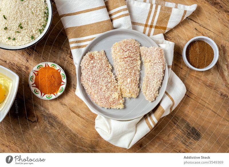 in Panko panierte Hähnchenfinger mit Gewürzen Lebensmittel Knusprig Snack Küche Mahlzeit golden Amuse-Gueule Abendessen gebraten knackig Feinschmecker belegt