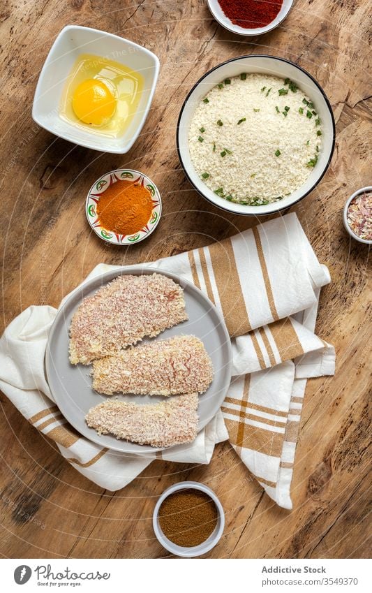 in Panko panierte Hähnchenfinger mit Gewürzen Lebensmittel Knusprig Snack Küche Mahlzeit golden Amuse-Gueule Abendessen gebraten knackig Feinschmecker belegt