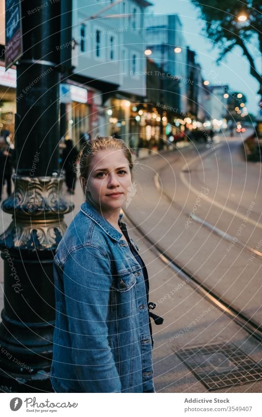 Junge Frau mitten auf der belebten Straße Istanbuls Großstadt Spaziergang urban Revier jung Gebäude ernst Geräusch blond Außenseite Jeanshose Outfit im Freien