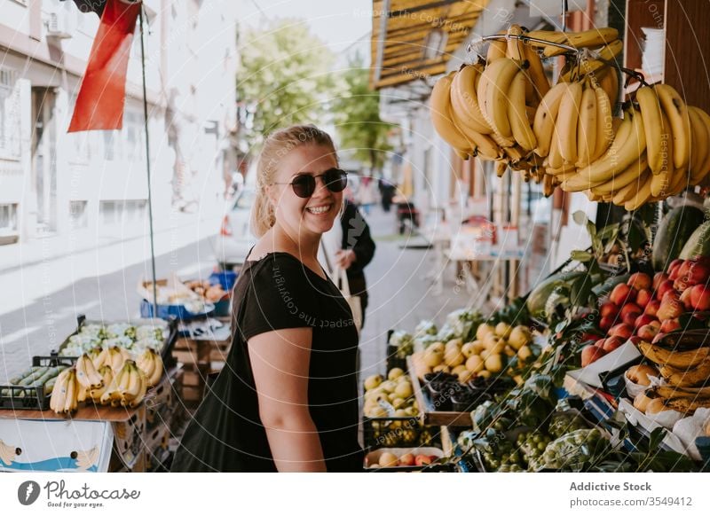 Frau wählt Früchte auf dem lokalen Markt Frucht Abfertigungsschalter Basar Straße farbenfroh wählen Ware erkunden Spaziergang Großstadt Lifestyle Käufer kaufen