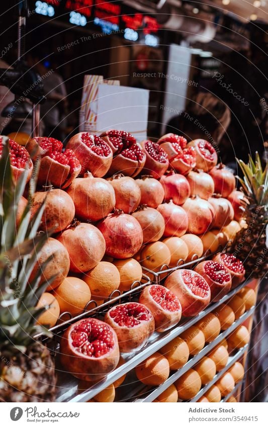 Stand mit frischen Früchten auf dem Markt Granatapfel Ananas reif rot süß Abfertigungsschalter Werkstatt Frucht Sommer sonnig Tag Lebensmittel lecker organisch