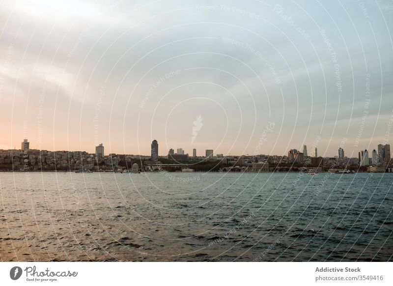 Sonnenuntergangshimmel über Küstenstadt und Meer entfernt Himmel purpur MEER Wolkenkratzer Windstille Abend Reflexion & Spiegelung Meereslandschaft