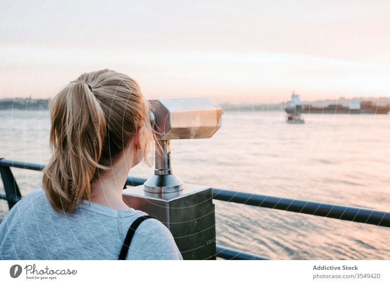 Junge Frau bewundert Blick mit Fernglas Ansicht Podest beobachten Sonnenuntergang Reflexion & Spiegelung prunkvoll MEER Spazierweg rosa Licht Windstille