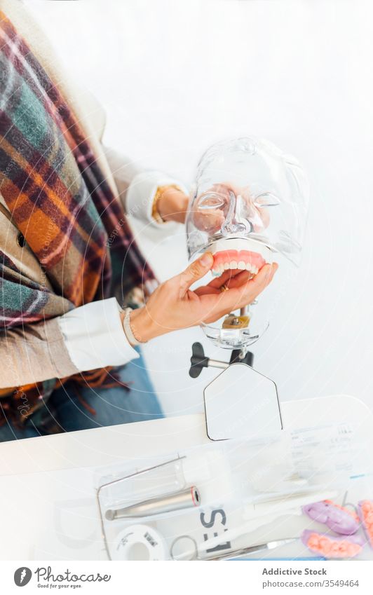 Hände eines Dentalanatomiestudenten bei der Arbeit am plastischen menschlichen Kopf Dentalhygieniker Zahnarzt dental medizinisch abstrakt Pflege Klinik