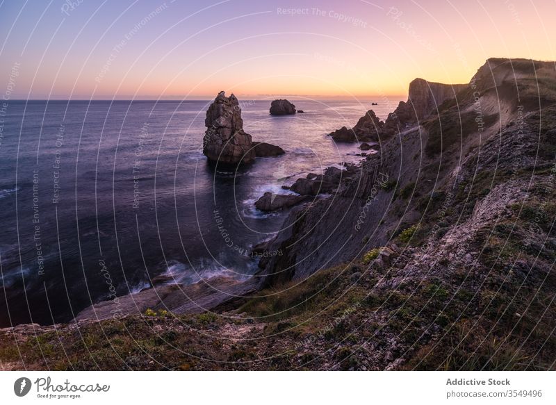 Erstaunlicher Sonnenaufgang über felsigem Meeresufer MEER Felsen Küste rau Himmel Klippe Windstille Landschaft Wasser farbenfroh schön Morgen Natur malerisch