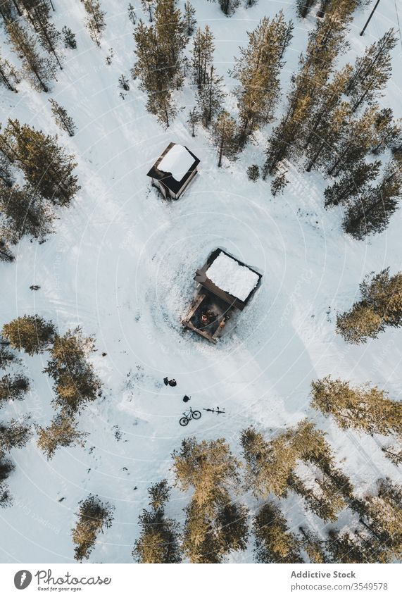 Kleine Häuser im Winterwald Wald Haus Waldarbeiter Antenne Schnee Landschaft Holz Natur kalt Finnland Baum Kiefer Rovaniemi reisen Tourismus Saison ländlich