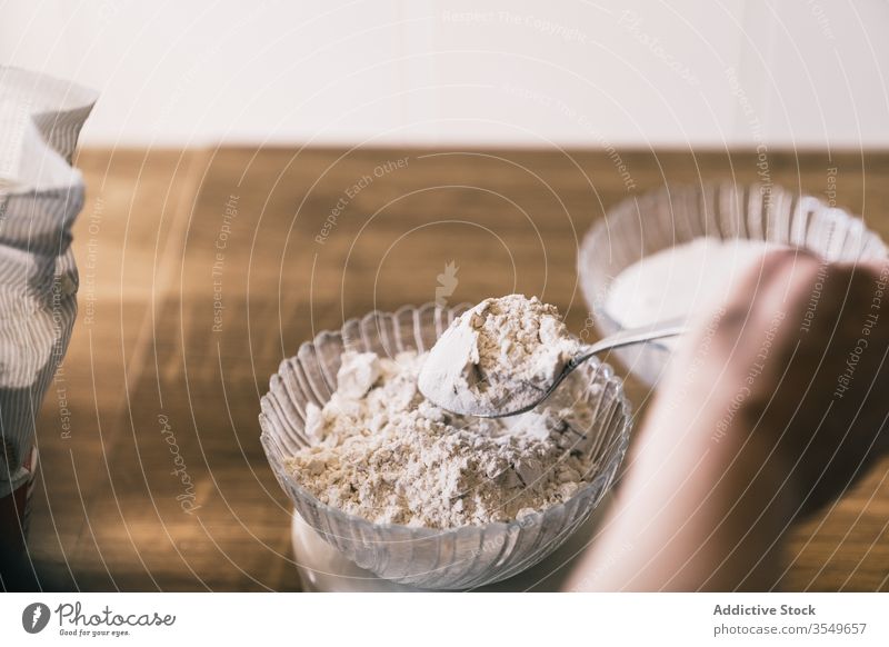 Hausfrau bereitet Zutaten für Gebäck vor Bestandteil backen Skala Gewicht selbstgemacht Teigwaren Küche vorbereiten Koch Hand Rezept Lebensmittel heimwärts Mehl