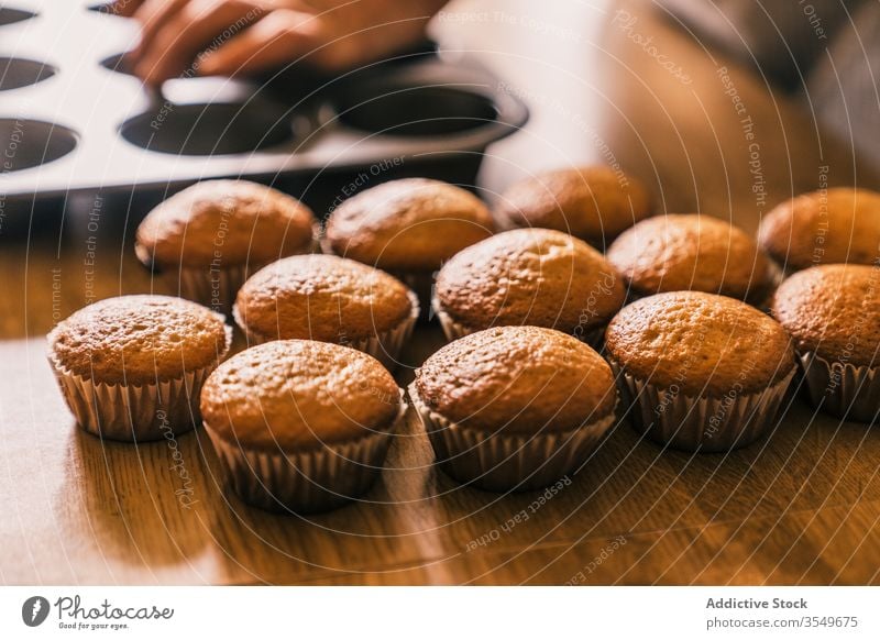 Verzehrfertig gebackene Muffins lecker Konditor Koch Muffin-Gehäuse selbstgemacht Küche geschmackvoll Tisch Dessert Bäckerei Produkt Papier Muffin-Einlage